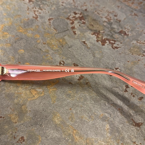 Coach CH570 sunglasses in milky pink/transparent pink frame cat eye shape - Picture 4 of 8